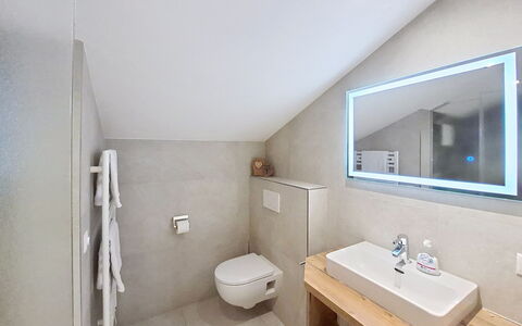 Mayrhofen 44: Piso, Arreglo De Tubería, Diseño De Interiores, Baño, Suelo, Techo, Lavabo, Grifo, Plomería, Habitación