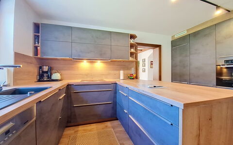 Ferienhaus Lanzinger: Piso, Madera, Cocina, Mostrador, Diseño De Interiores, Techo, Mueble, Suelo, Gabinetes, Aparato De Cocina