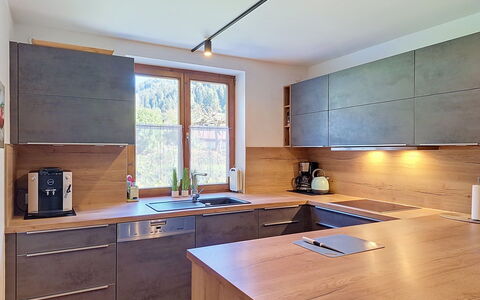 Ferienhaus Lanzinger: Piso, Mostrador, Cocina, Madera, Diseño De Interiores, Mueble, Gabinetes, Aparato De Cocina, Suelo, Lámpara