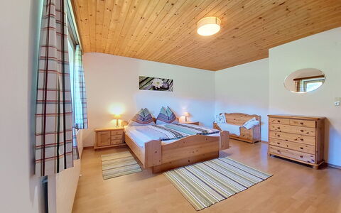 Ferienhaus Lanzinger: Madera, Diseño De Interiores, Techo, Mueble, Suelo, Piso, Habitación, Cama, Casa, Habitación