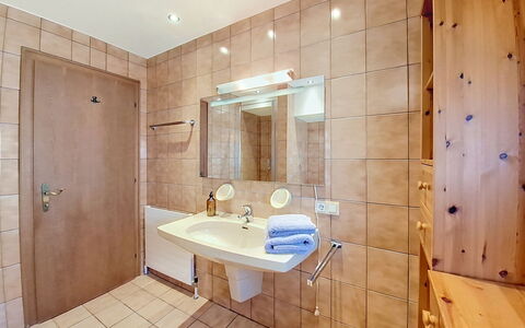 Ferienhaus Lanzinger: Baño, Piso, Arreglo De Tubería, Diseño De Interiores, Suelo, Lavabo Del Baño, Plomería, Techo, Grifo, Habitación