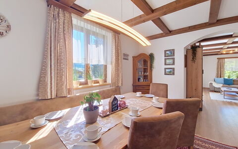 Ferienhaus Lanzinger: Mueble, Diseño De Interiores, Madera, Piso, Techo, Suelo, Mesa, Habitación, Cocina Y Comedor Mesa, Comedor