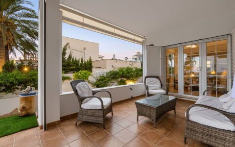 Rompeolas: Arbusto, Casa, Barrio Residencial, Casa, Jardín, Sombra, Yarda, Patio, Maceta