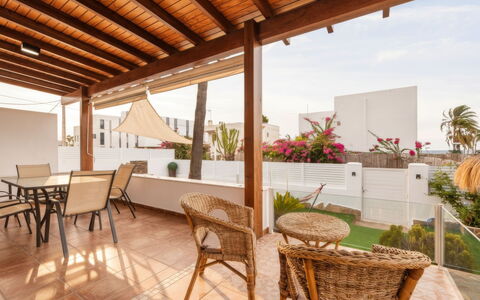 Rompeolas: Arbusto, Casa, Barrio Residencial, Casa, Jardín, Sombra, Yarda, Patio, Maceta
