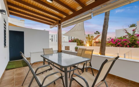 Rompeolas: Arbusto, Casa, Barrio Residencial, Casa, Jardín, Sombra, Yarda, Patio, Maceta