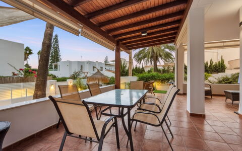 Rompeolas: Arbusto, Casa, Barrio Residencial, Casa, Jardín, Sombra, Yarda, Patio, Maceta