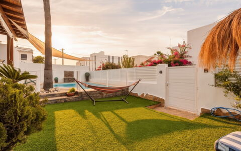 Rompeolas: Arbusto, Casa, Barrio Residencial, Casa, Jardín, Sombra, Yarda, Patio, Maceta