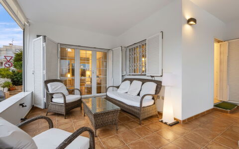 Rompeolas: Arbusto, Casa, Barrio Residencial, Casa, Jardín, Sombra, Yarda, Patio, Maceta