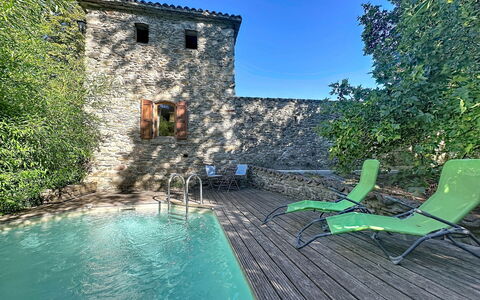 Chateau de la Favède: Azul, Piscina, Arquitectura, Material Compuesto, Inmuebles, Hacienda, Fuente De Agua, Villa, Recurso, Eco Hotel