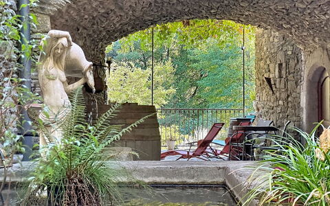 Chateau de la Favède: Klippe, Pared De Piedra, Fuente De Agua, Jardín, Patio Interior, Paisajismo, Losa, Hacienda, Estanque, Planta De Casa