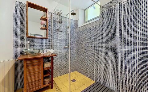 Chateau de la Favède: Baño, Piso, Arreglo De Tubería, Diseño De Interiores, Suelo, Loseta, Plomería, Mosaico, Grifo, Material Compuesto