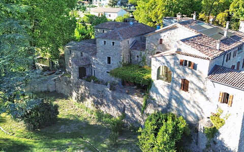 Chateau de la Favède: Edificio, Pared, Arquitectura, Casa, Área Rural, Pared De Piedra, Inmuebles, Castillo, Pueblo, Hacienda
