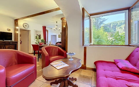 Chateau de la Favède: Mueble, Diseño De Interiores, Techo, Piso, Sofá, Habitación, Suelo, Sala, Televisión