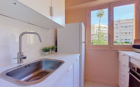 Le Magellan: Mueble, Diseño De Interiores, Piso, Techo, Suelo, Silla, Habitación, Encendiendo, Mesa, Cocina Y Comedor Mesa