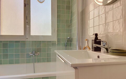 Le Magellan: Mueble, Diseño De Interiores, Piso, Techo, Suelo, Silla, Habitación, Encendiendo, Mesa, Cocina Y Comedor Mesa
