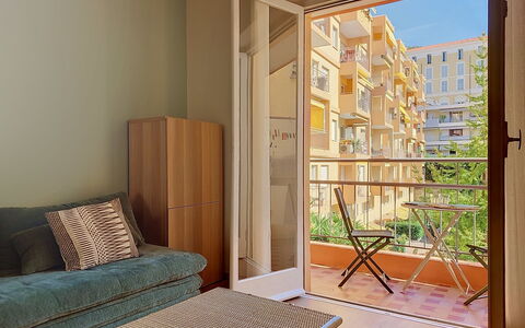 Le Magellan: Mueble, Diseño De Interiores, Piso, Techo, Suelo, Silla, Habitación, Encendiendo, Mesa, Cocina Y Comedor Mesa