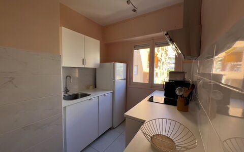 Le Magellan: Electrodoméstico, Piso, Suelo, Cocina, Aparato De Cocina, Mostrador, Diseño De Interiores, Gabinetes, Fregadero, Habitación