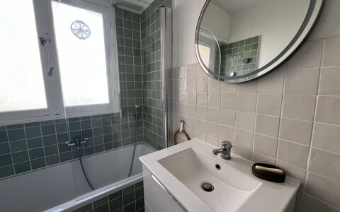 Le Magellan: Arreglo De Tubería, Baño, Pared, Piso, Suelo, Diseño De Interiores, Grifo, Plomería, Lavabo, Loseta