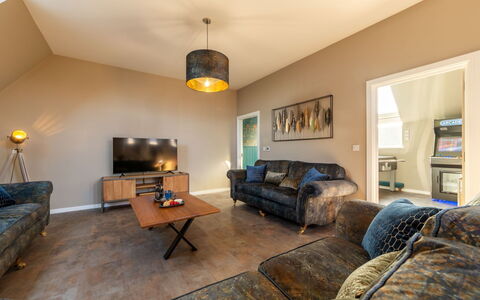 Towan Beach: Diseño De Interiores, Mueble, Piso, Madera, Sofá, Techo, Suelo, Casa, Encendiendo, Sala
