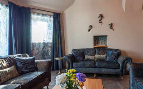 Towan Beach: Mueble, Diseño De Interiores, Sofá, Sala, Casa, Suelo, Habitación, Arrojar La Almohada