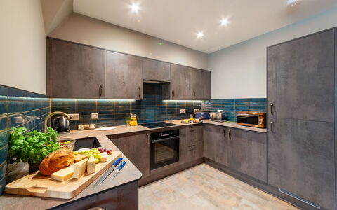 Towan Beach: Cocina, Mostrador, Diseño De Interiores, Piso, Aparato De Cocina, Mueble, Suelo, Techo, Electrodoméstico, Gabinetes