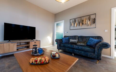 Towan Beach: Diseño De Interiores, Mueble, Piso, Suelo, Sofá, Madera, Techo, Sala, Habitación, Encendiendo