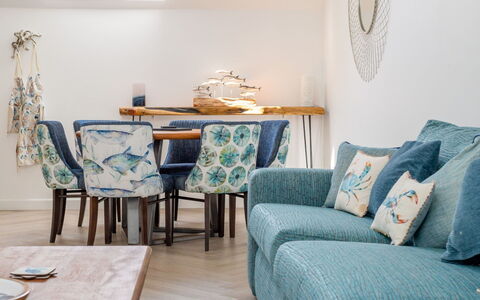 Towan Lobster: Mueble, Azul, Diseño De Interiores, Madera, Sofá, Piso, Habitación, Amortiguar, Suelo, Sala