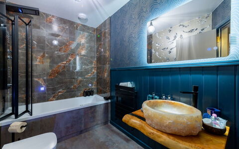 Towan Lobster: Baño, Arreglo De Tubería, Diseño De Interiores, Piso, Lavabo Del Baño, Lavabo, Bañera, Grifo, Espejo, Suelo