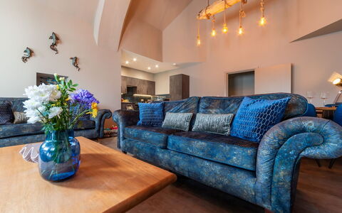 Towan Lobster: Diseño De Interiores, Mueble, Piso, Sofá, Suelo, Encendiendo, Sala, Casa, Techo