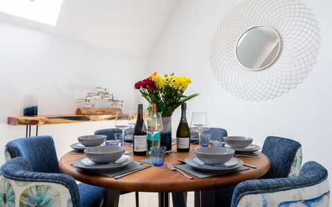 Towan Lobster: Mueble, Azul, Diseño De Interiores, Vajilla, Mesa, Madera, Silla, Habitación, Comedor, Textil