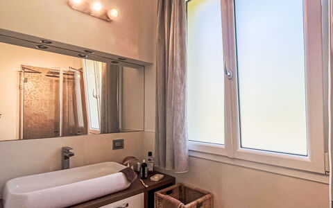 Borgo dei Fiori: Diseño De Interiores, Arreglo De Tubería, Pared, Baño, Piso, Suelo, Grifo, Espejo, Lavabo, Encendiendo