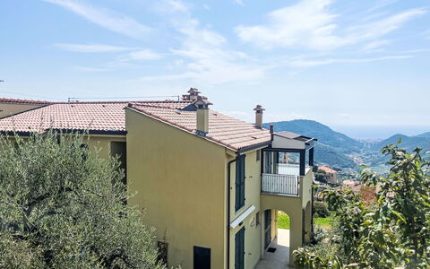 Borgo dei Fiori: Balcón, Porche, Pueblo De Montaña, Villa, Cerca