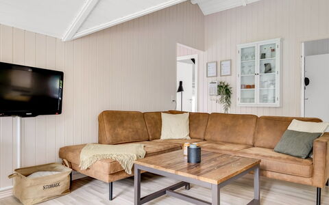 Ejler - 30Km from the Sea: Piso, Madera, Suelo, Sofá, Mueble, Diseño De Interiores, Suelos De Madera, Sala, Casa, Techo