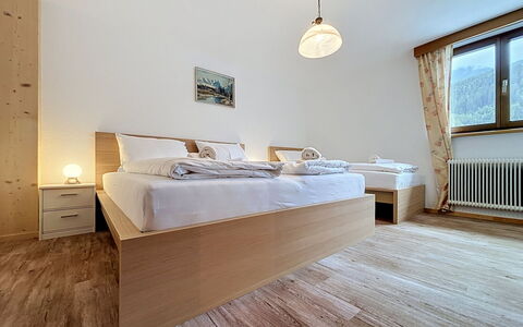 Ferienhaus Christl: Cama, Habitación, Sábana, Diseño De Interiores, Madera, Lecho, Suelo, Piso, Techo, Habitación