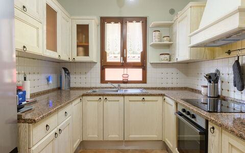 Red House: Cocina, Gabinetes, Mostrador, Aparato De Cocina, Electrodoméstico, Diseño De Interiores, Madera, Mueble, Piso, Alacena
