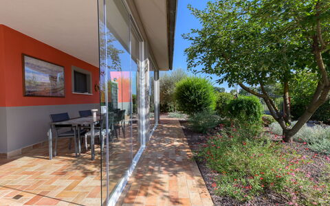 Red House: Sombra, Jardín, Mueble Para Exteriores, Vaso, Paisajismo, Patio, Yarda, Estructura Al Aire Libre, Patio Interior, Pasarela