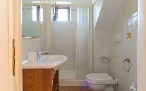 Red House: Baño, Piso, Lavabo Del Baño, Arreglo De Tubería, Suelo, Pared, Diseño De Interiores, Lavabo, Grifo, Habitación