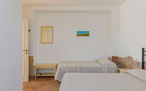 Red House: Mueble, Diseño De Interiores, Habitación, Suelo, Piso, Techo, Cama, Lecho, Sábana, Habitación
