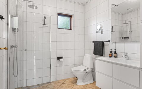 Anarosa - 6Km from the Sea: Piso, Arreglo De Tubería, Suelo, Diseño De Interiores, Baño, Baño, Asiento Del Baño, Lavabo, Mueble De Baño, Techo