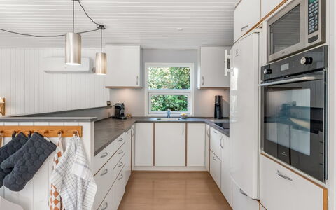 Aisa - 200M from the Sea: Cocina, Mostrador, Aparato De Cocina, Diseño De Interiores, Madera, Gabinetes, Piso, Electrodoméstico, Techo, Lavabo