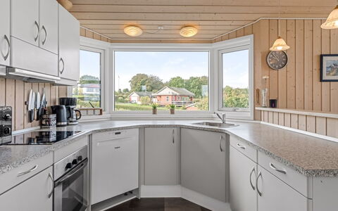 Taneli - 400M from the Sea: Cocina, Diseño De Interiores, Madera, Techo, Piso, Mostrador, Aparato De Cocina, Gabinetes, Suelo, Encendiendo