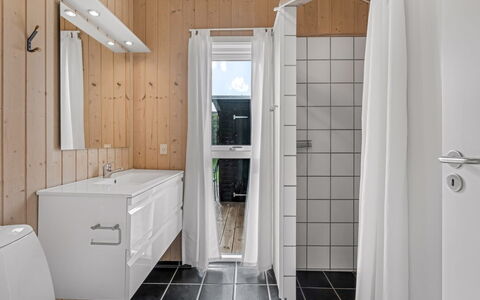 Taneli - 400M from the Sea: Piso, Pared, Suelo, Arreglo De Tubería, Madera, Diseño De Interiores, Lavabo, Techo, Baño, Plomería