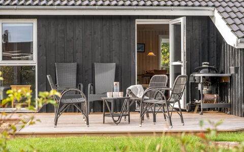 Taneli - 400M from the Sea: Madera, Mueble, Mueble Para Exteriores, Madera Dura, Silla, Puerta, Maceta, Tablón, Porche, Cubierta