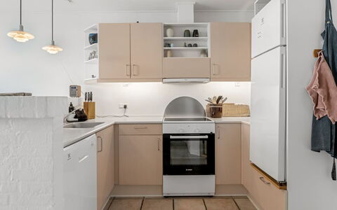 Jela - 10M from the Sea: Aparato De Cocina, Cocina, Mostrador, Gabinetes, Mueble, Diseño De Interiores, Electrodoméstico, Piso, Lámpara, Electrodoméstico
