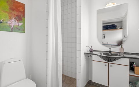 Jela - 10M from the Sea: Arreglo De Tubería, Lavabo, Diseño De Interiores, Piso, Suelo, Lavabo Del Baño, Grifo, Baño, Baño, Plomería
