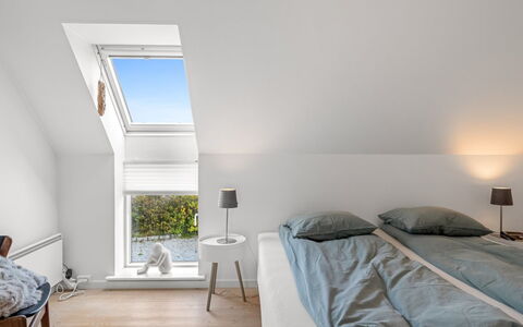 Jela - 10M from the Sea: Techo, Diseño De Interiores, Habitación, Suelo, Casa, Ático, Cama, Linos, Habitación, Sábana