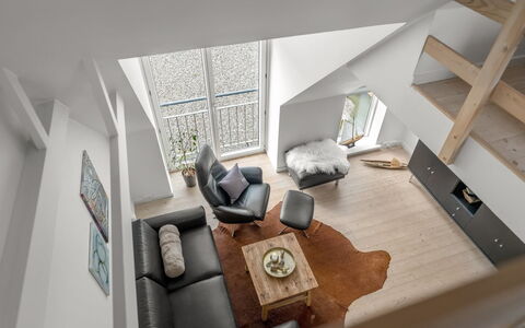 Jela - 10M from the Sea: Mueble, Diseño De Interiores, Piso, Suelo, Madera, Sofá, Sala, Departamento, Techo, Habitación