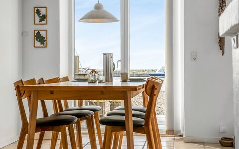 Jela - 10M from the Sea: Mueble, Mesa, Piso, Madera, Diseño De Interiores, Silla, Comedor, Cocina Y Comedor Mesa, Suelo, Manchas De Madera