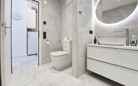 Franz Josef: Piso, Suelo, Diseño De Interiores, Arreglo De Tubería, Techo, Baño, Espejo, Plomería, Loseta, Lavabo
