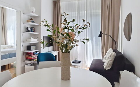 Franz Josef: Mueble, Diseño De Interiores, Pared, Piso, Suelo, Habitación, Mesa, Madera, Sala, Techo